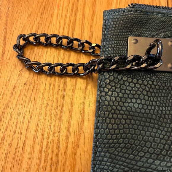 Sondra Roberts Squared green alligator clutch / wristlet - Picture 2 of 6